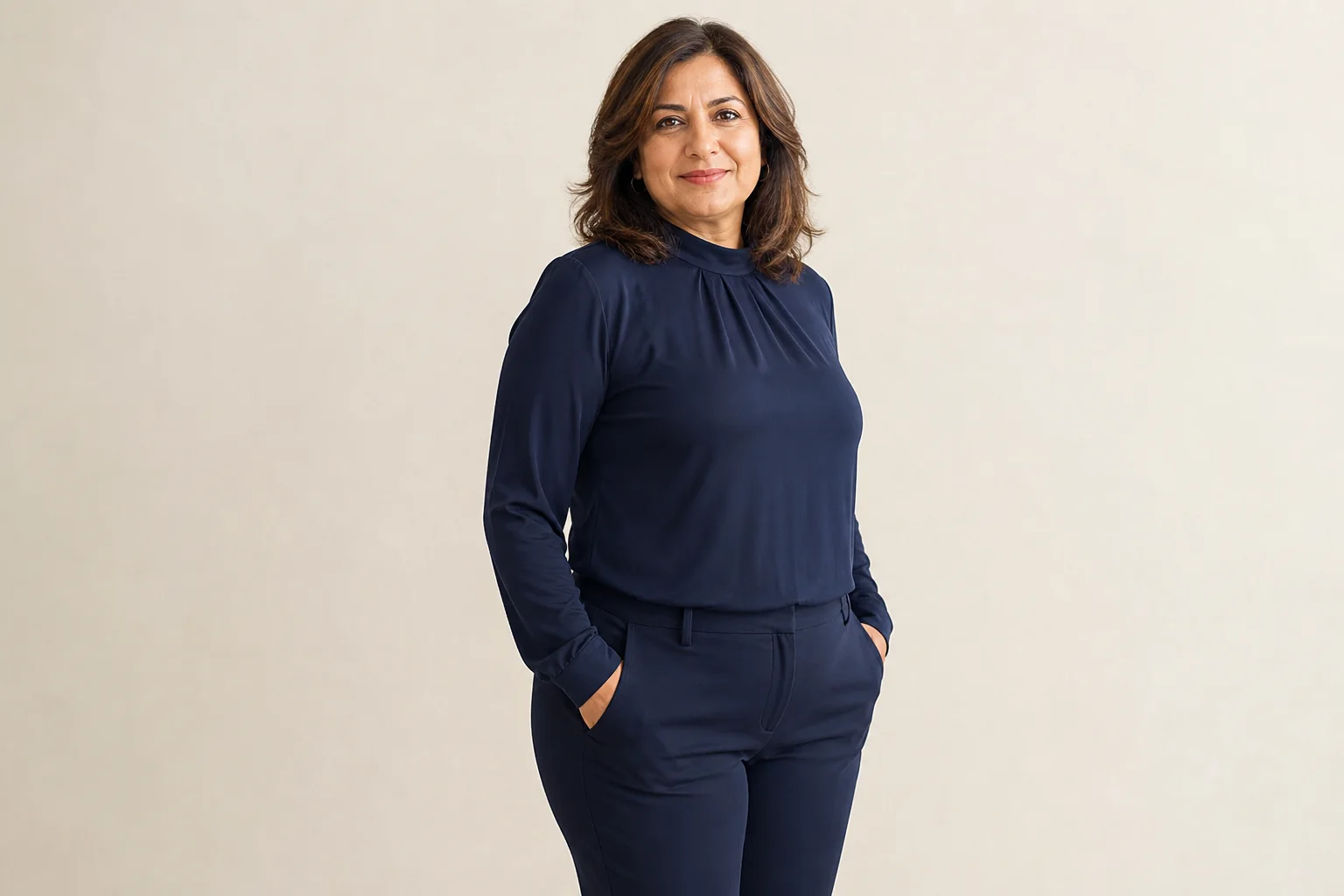 Mulher adulta fictícia, bem cuidada e inteiramente vestida, em retrato de corpo até as coxas, representando de forma educativa o contexto do body lifting