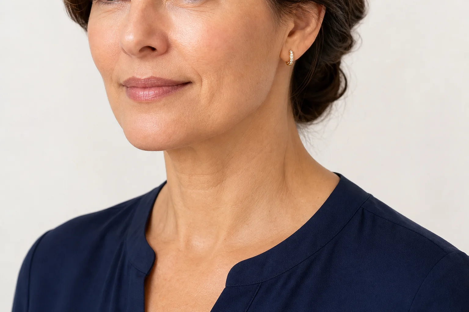 Ilustração adulta com destaque para bochechas, linha mandibular e pescoço, sem simulação de rejuvenescimento