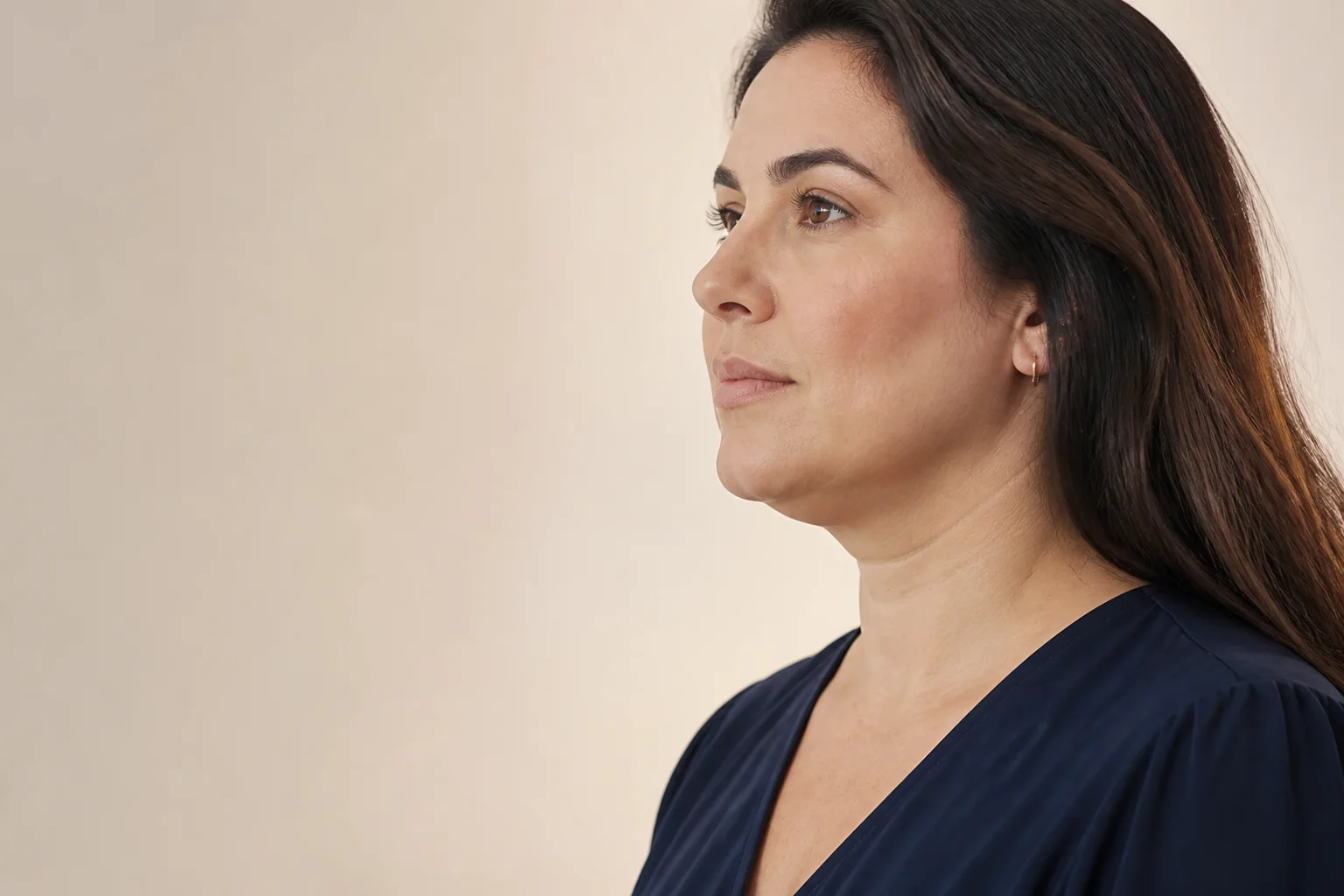 Mulher adulta fictícia em perfil com discreto volume natural sob o queixo, sem marcações, injeção ou resultado simulado